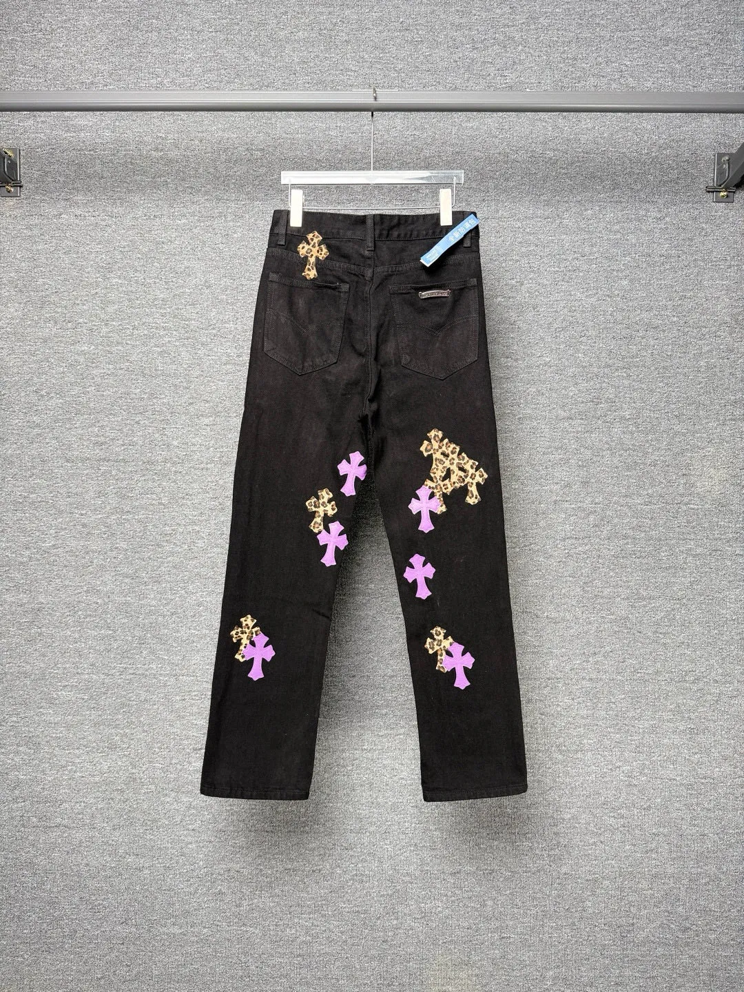 P250 💰 (Top version) Chrome Hearts black denim jeans with purple leopard print. CH jeans need to be washed and then disassembled and hand-stitched with sheepskin cross leather and then spliced ​​together to complete. The whole piece has too many craftsmanship to describe. The patches are embellished with cross patterns and the high-waisted washed jeans! ! Absolutely high-end luxury products, god-level single products and super popular products, made with top heavy industry, a must-see magic weapon. Customized hardware. The fabric is thick and soft after washing. It has good breathability. Customized small leather label. Unique design. The details are simple and elegant, and the workmanship is exquisite. The entire trousers are neatly routed and the details are in place! It’s so cool that both men and women can easily control the genderless trend! Color: Black Size: 28-30-32-34-36 (corresponds to S-M-L-XL-XXL)